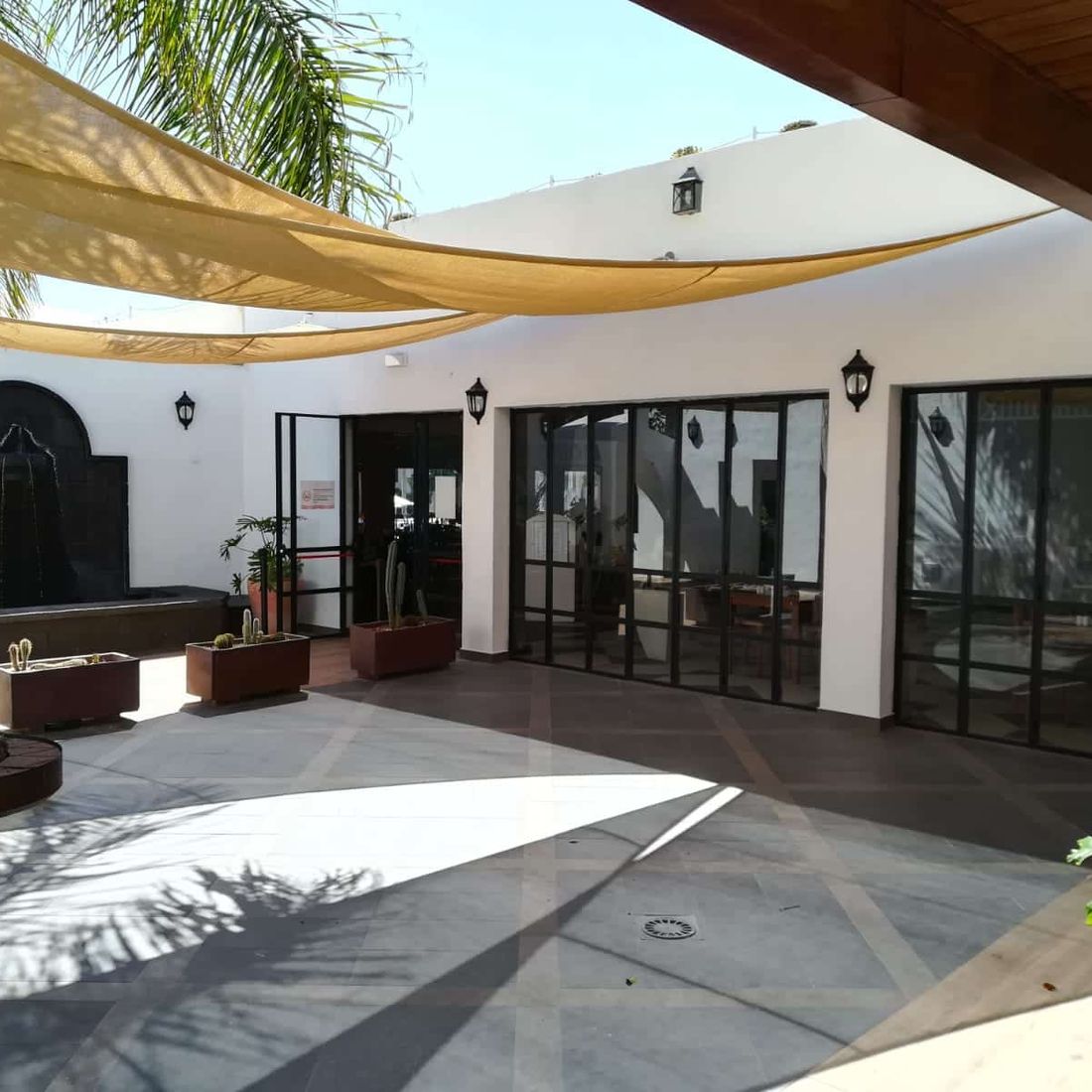 Cristalería Arona puertas de hierro 1
