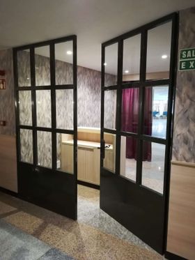 Cristalería Arona puertas de hierro 2