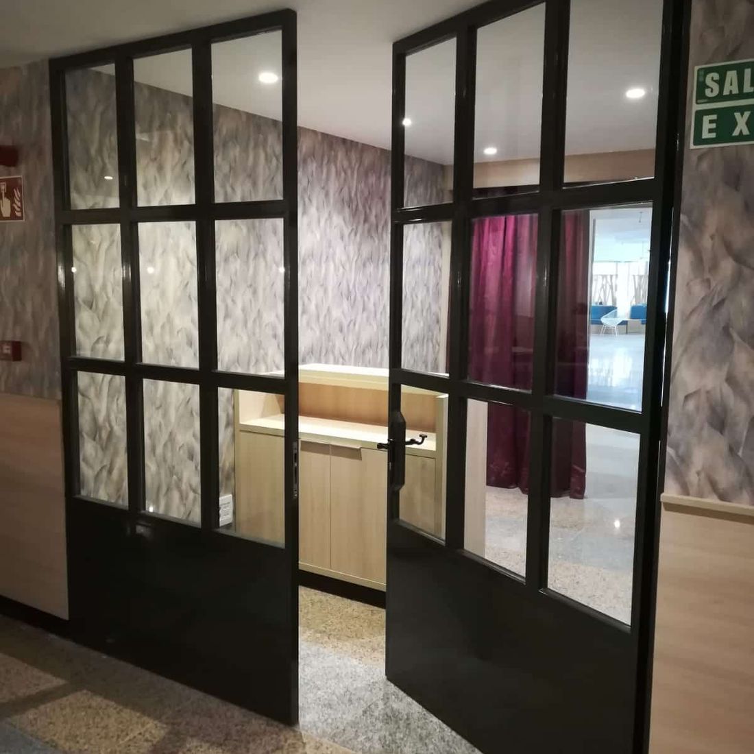 Cristalería Arona puertas de hierro 2