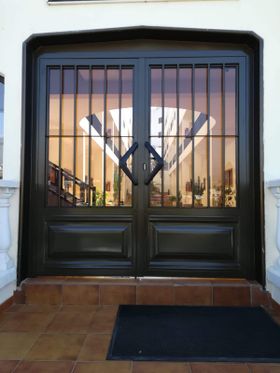 Cristalería Arona puertas de hierro 3