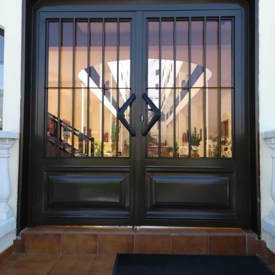 Cristalería Arona puertas de hierro 3